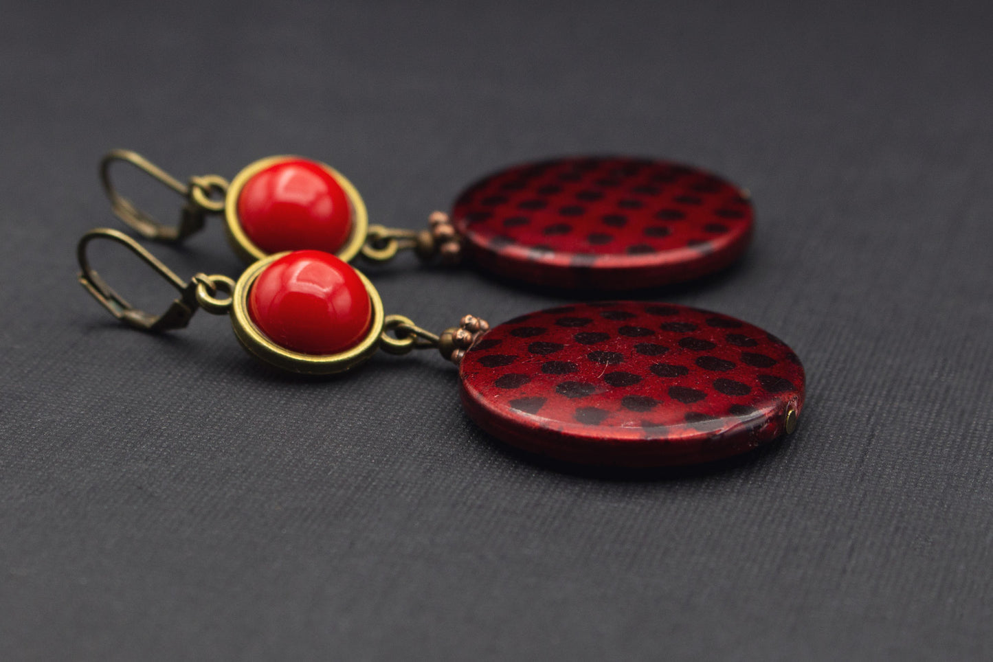 Vintage Holzohrringe in Rot und Schwarz – modernes Accessoire mit Muster