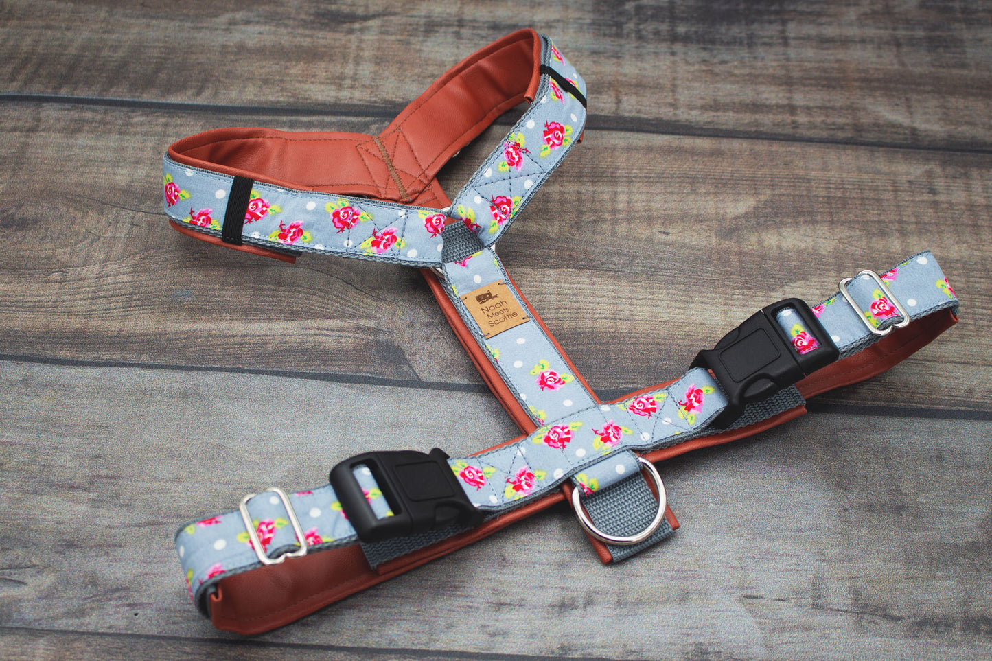 Hundegeschirr AGNES graues Gurtband mit Rosen, weich gepolstert, bequem und verstellbar