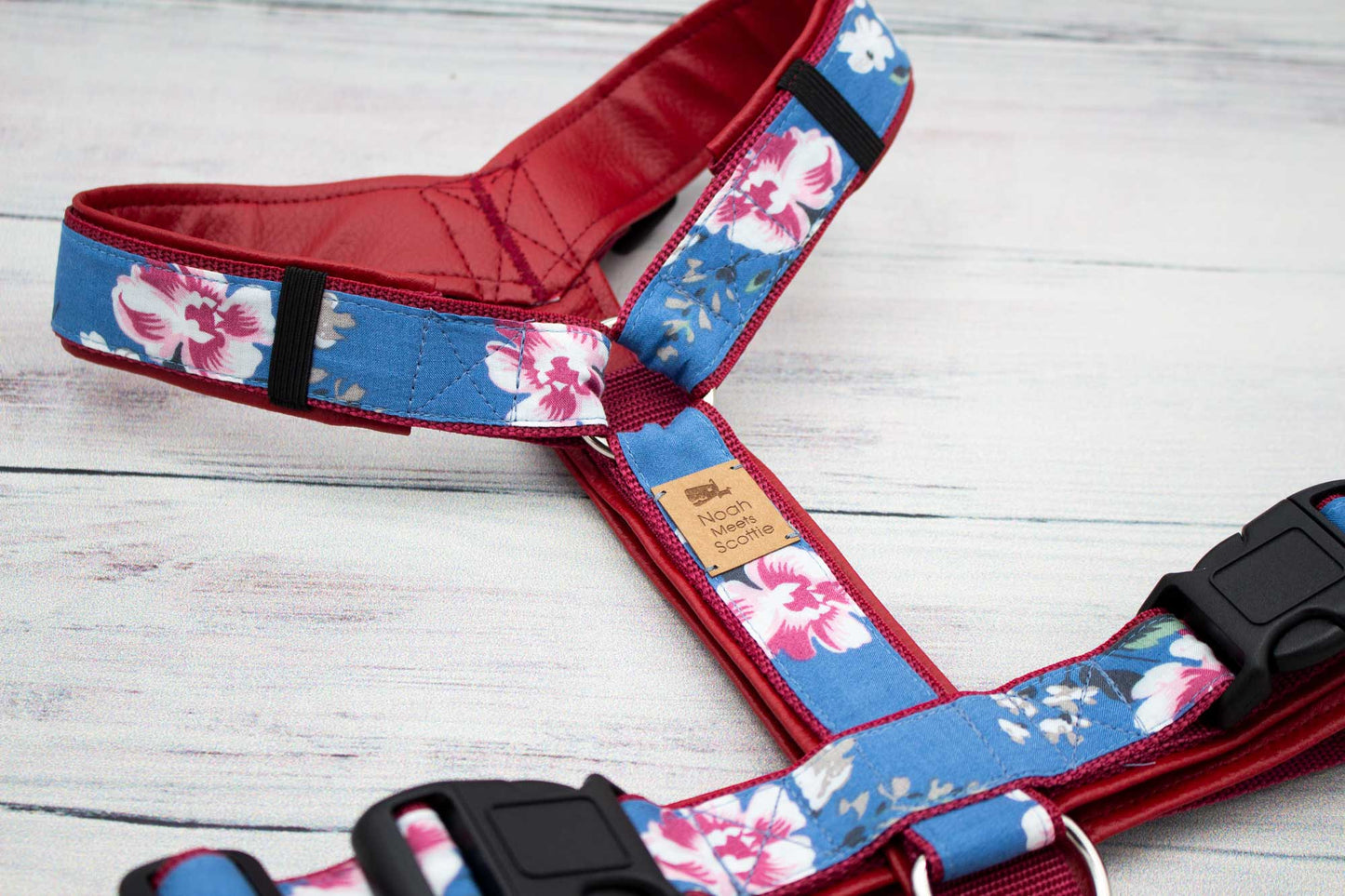Tropisches Hundegeschirr AKUELA mit Hawaii-Muster, floral, robust und bequem – mit roter Kunstlederfütterung