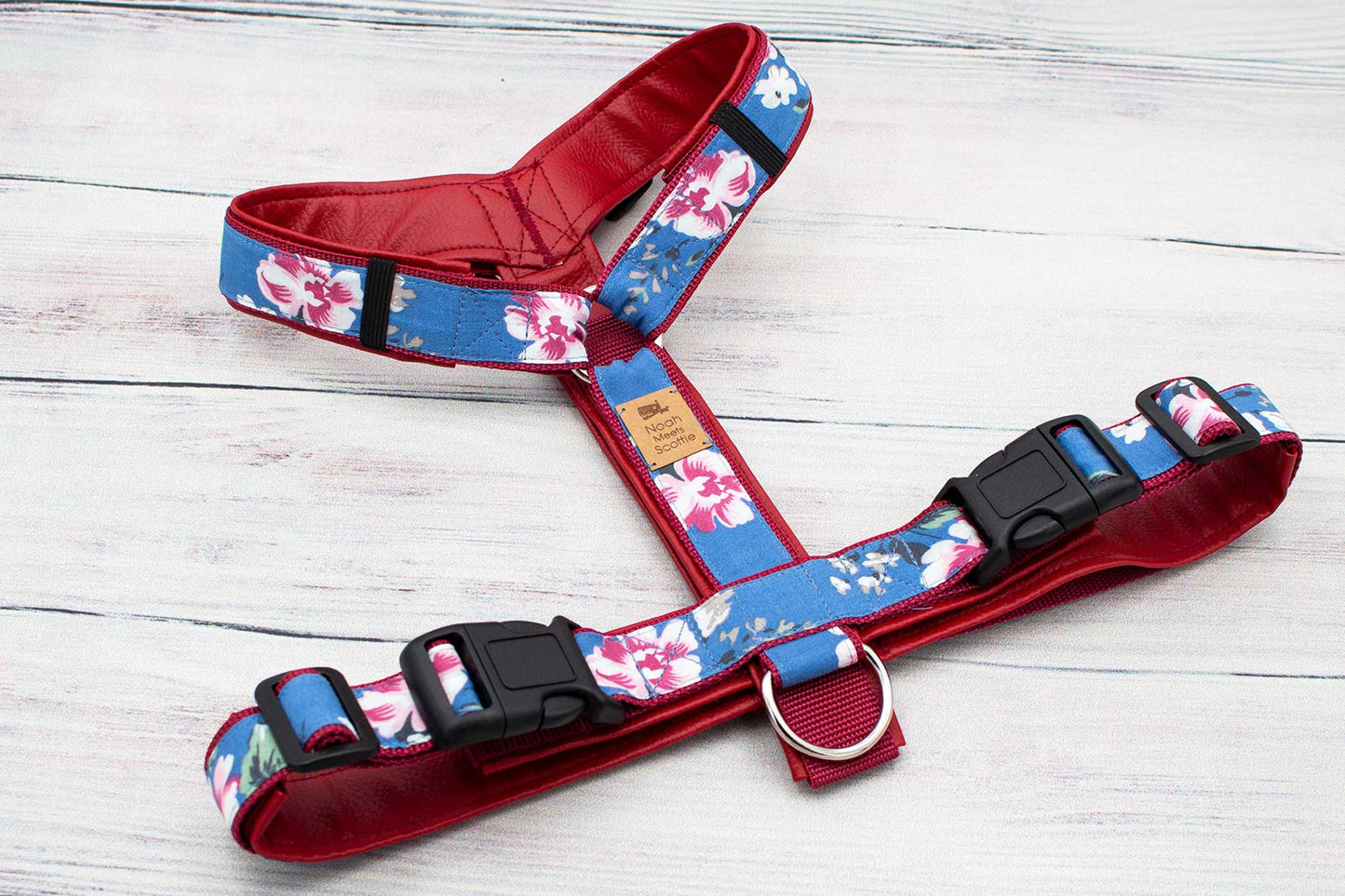 Detailaufnahme Hundegeschirr AKUELA – blauer Grundton mit Blumen, verstellbar und angenehm weich