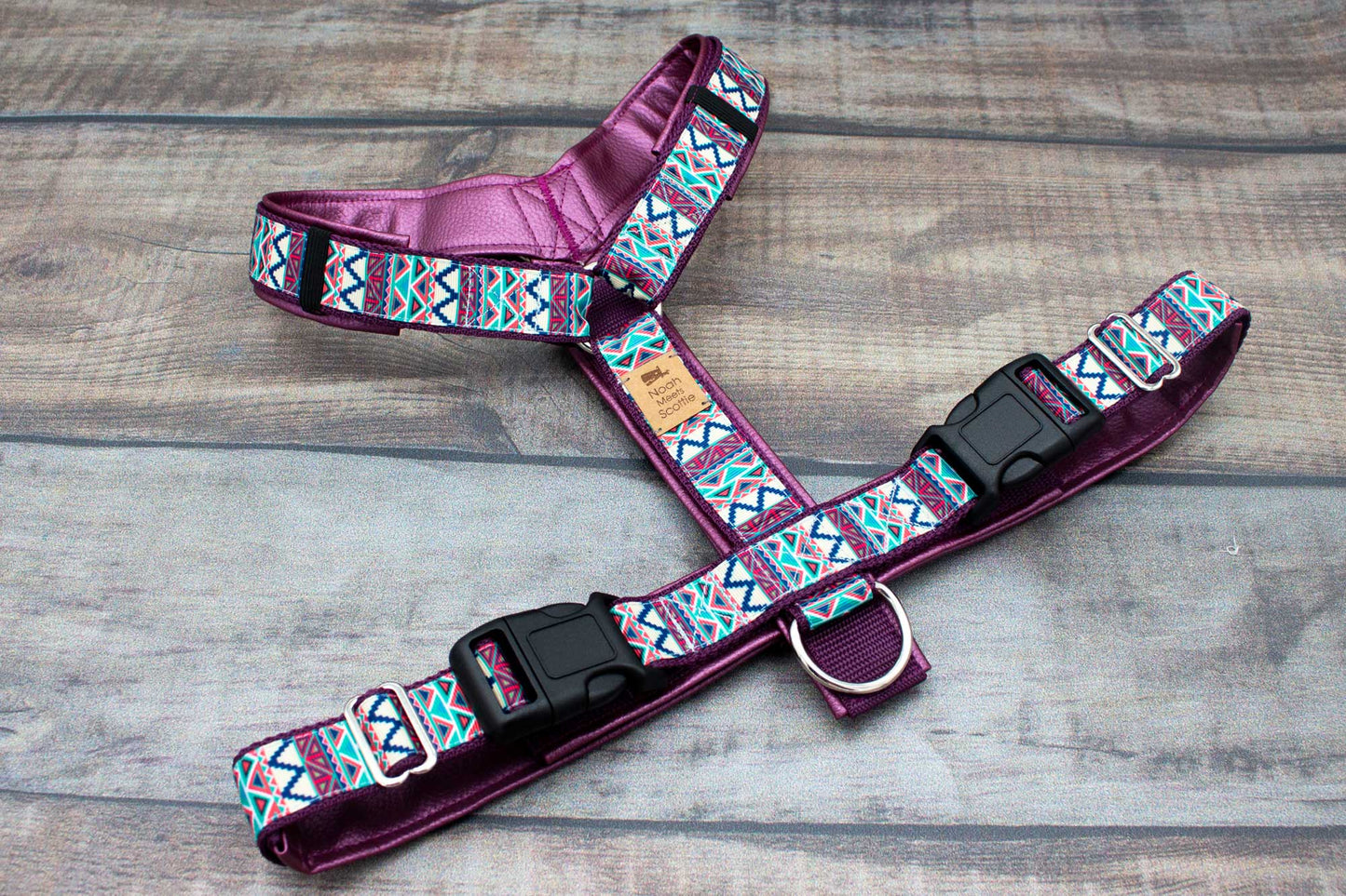 Hundegeschirr mit geometrischem Muster in Lila, Pink & Türkis, ideal für kleine und große Hunde