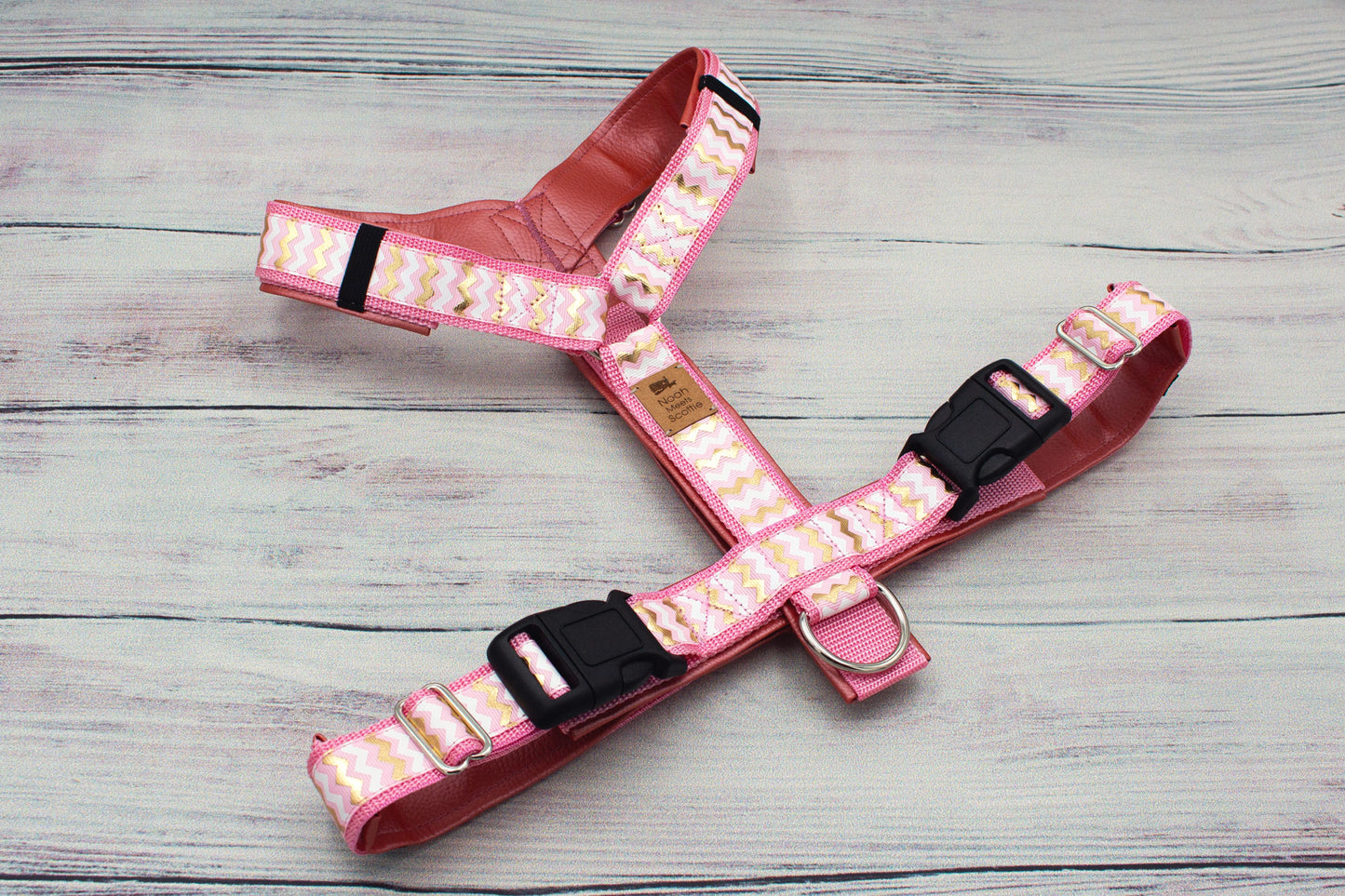 Verstellbares Hundegeschirr ANA, gepolstert, rosa weiß gold Chevron Design mit Halsband und Leine