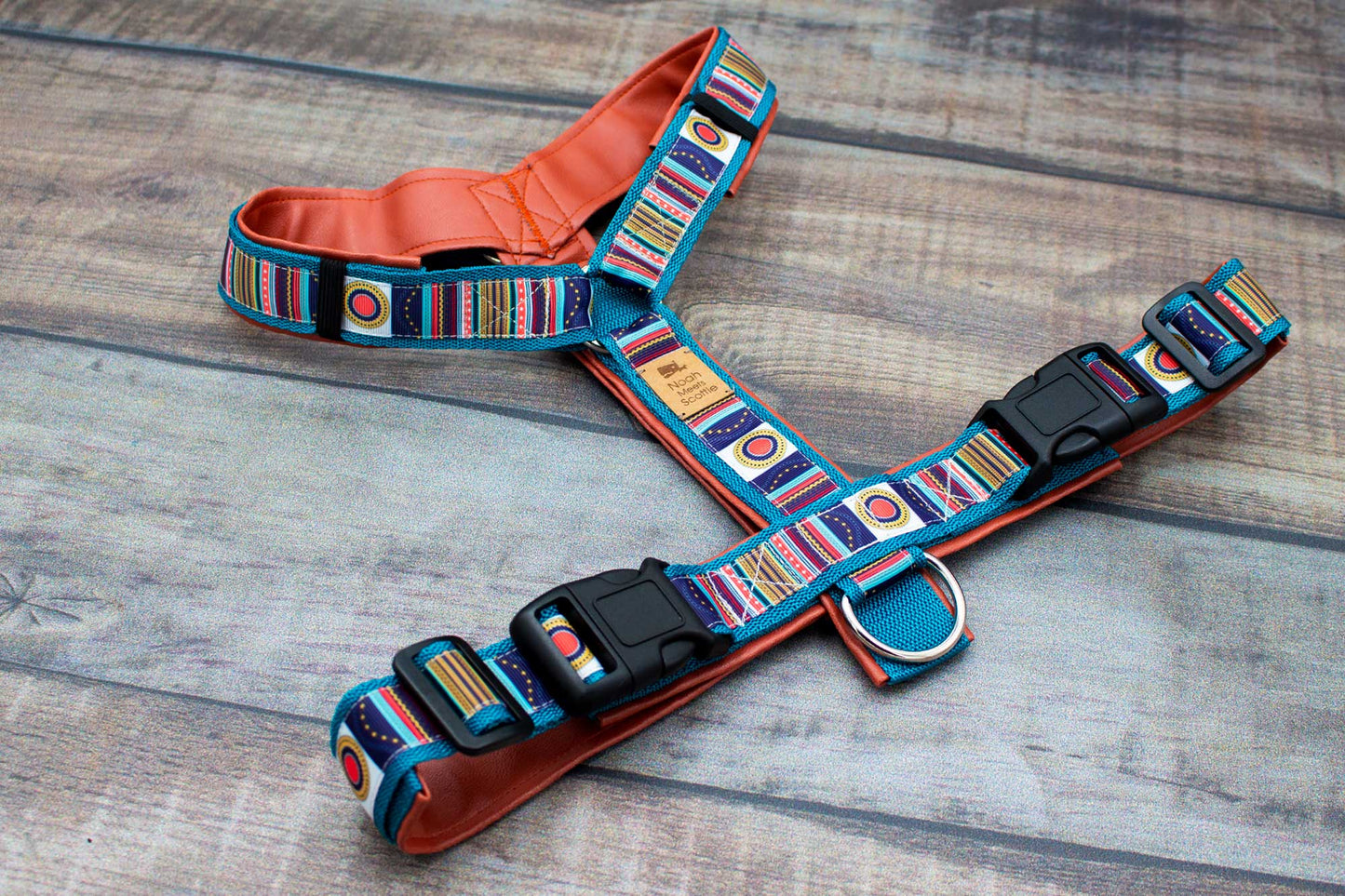 Verstellbares Hundegeschirr mit farbenfrohem Muster, weich gepolstert und robust verarbeitet
