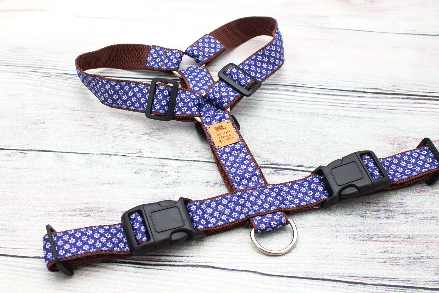 Florales Hundegeschirr BLOOMADOODLE, dichtes Blütenmuster in Blau, Weiß und Braun, liebevoll gestaltetes Hundezubehör