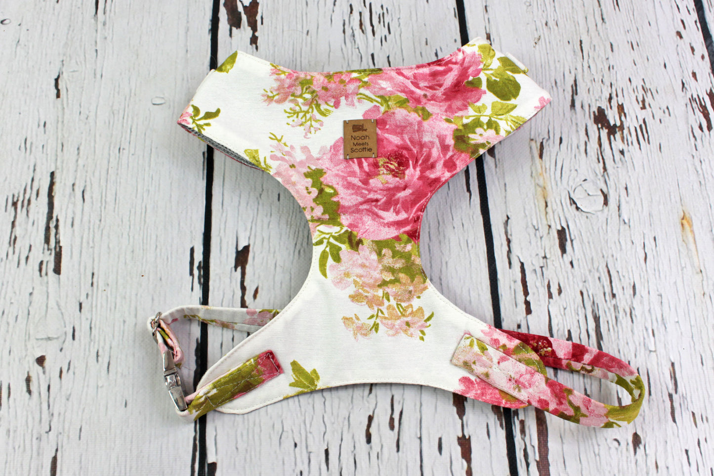 Seitenansicht Hundegeschirr Blooming Roses mit romantischem Rosendesign