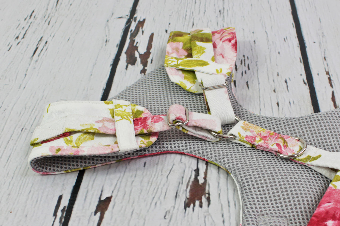 Vorderansicht Hundegeschirr Blooming Roses in creme mit rosafarbenen Rosen