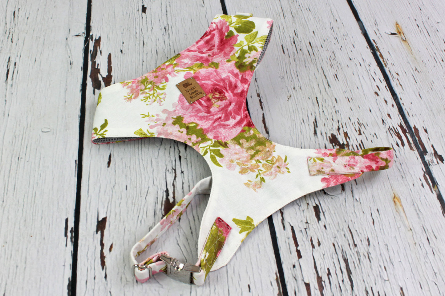 Detailaufnahme Hundegeschirr Blooming Roses mit floralen Mustern und weicher Fütterung