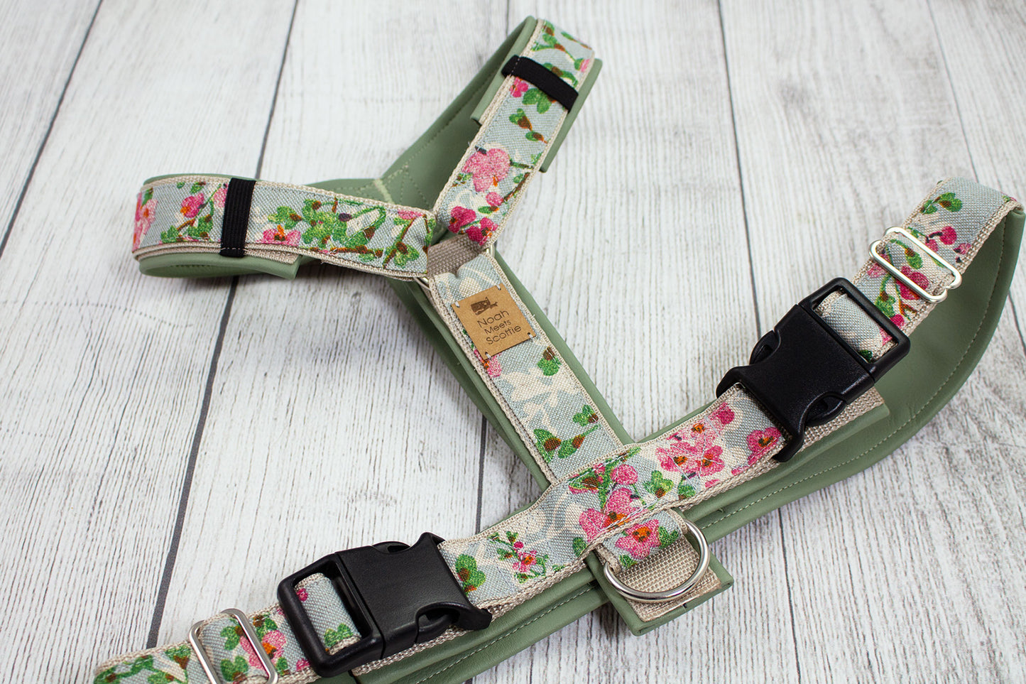 Hundegeschirr BLOSSOMS ALL OVER rosa grün mit Kirschblüten, romantisch floral, gepolstert und verstellbar