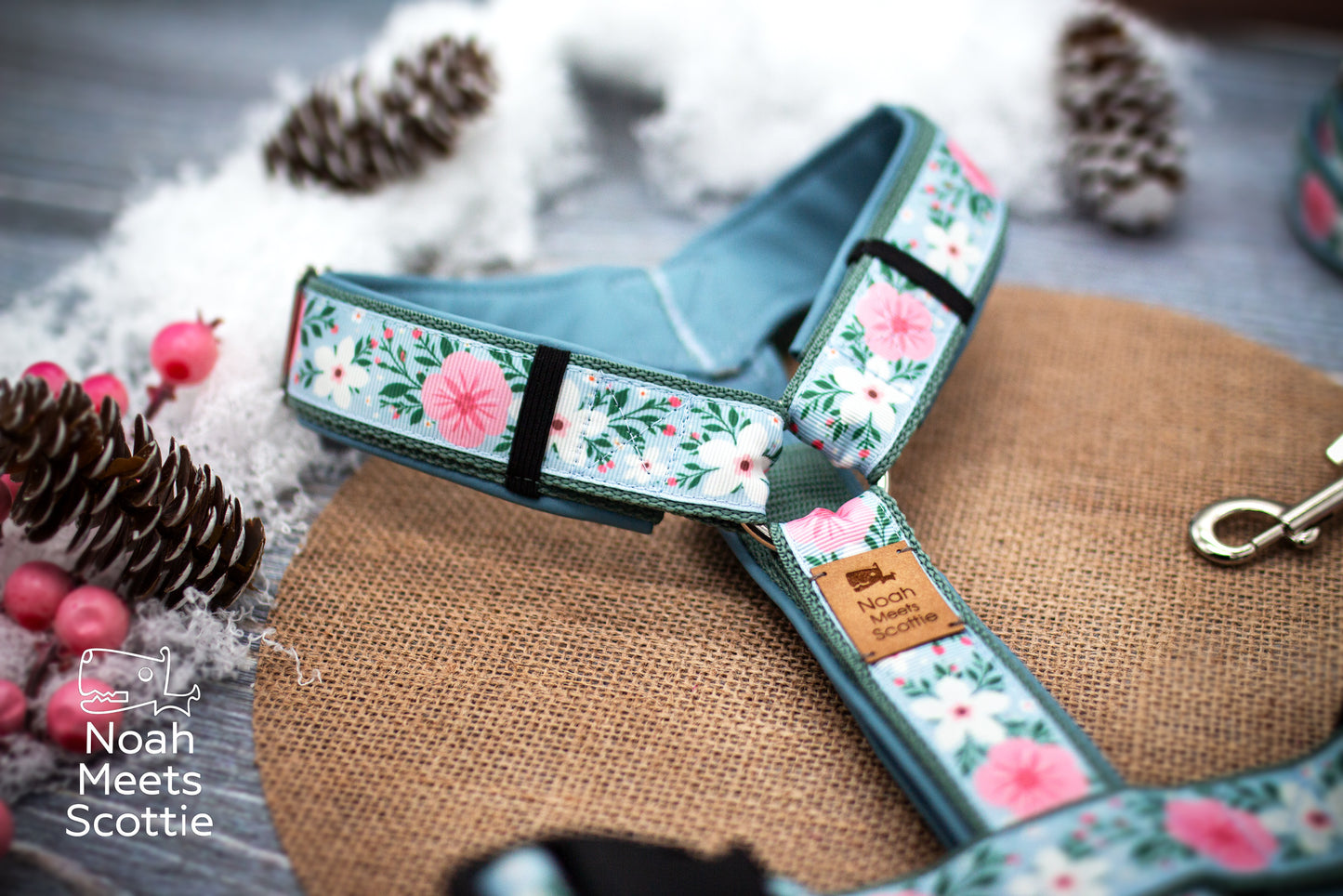 Hundegeschirr mit passender Hundeleine im floralen Design FROSTY WHISPERS