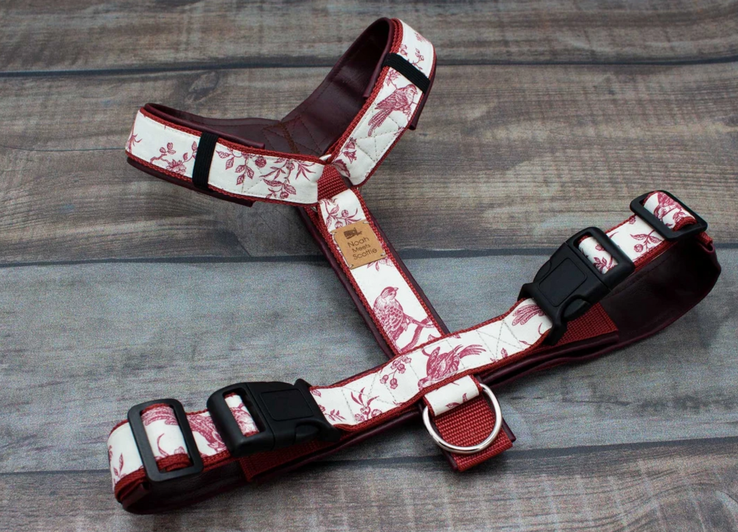 Hundegeschirr BRIENNE in Rot und Creme, inspiriert vom französischen Landhausstil, stilvoll für Hunde