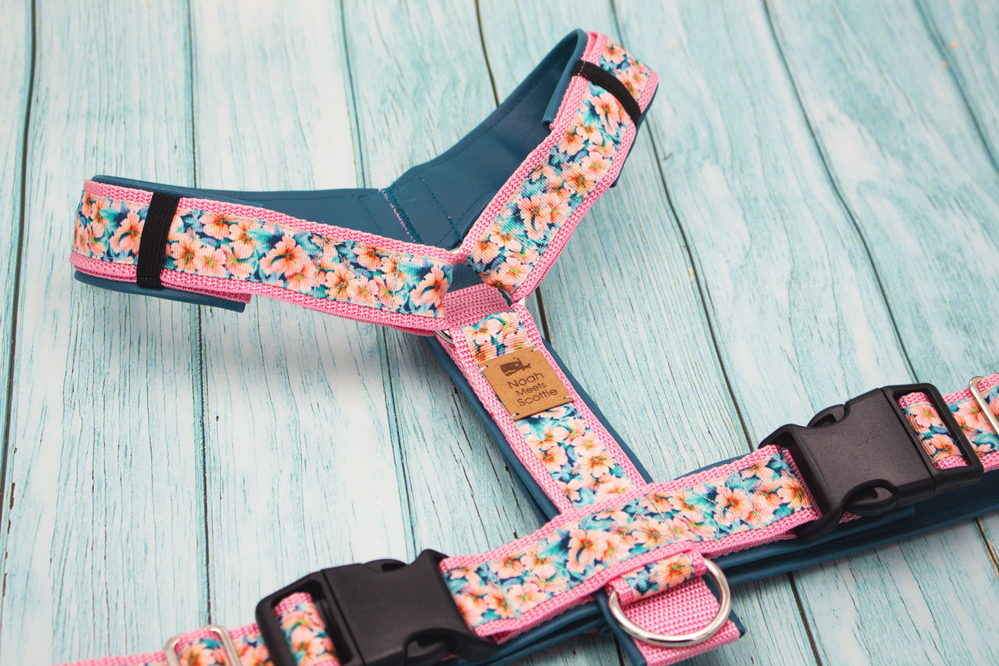 Hundegeschirr CARA mit Blumen Muster in Rosa und Türkis, gepolstert und verstellbar