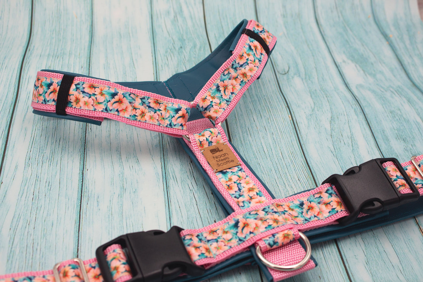 Verstellbares Hundegeschirr CARA, gepolstert, Blumen Design für Hunde mit Halsband und Leine