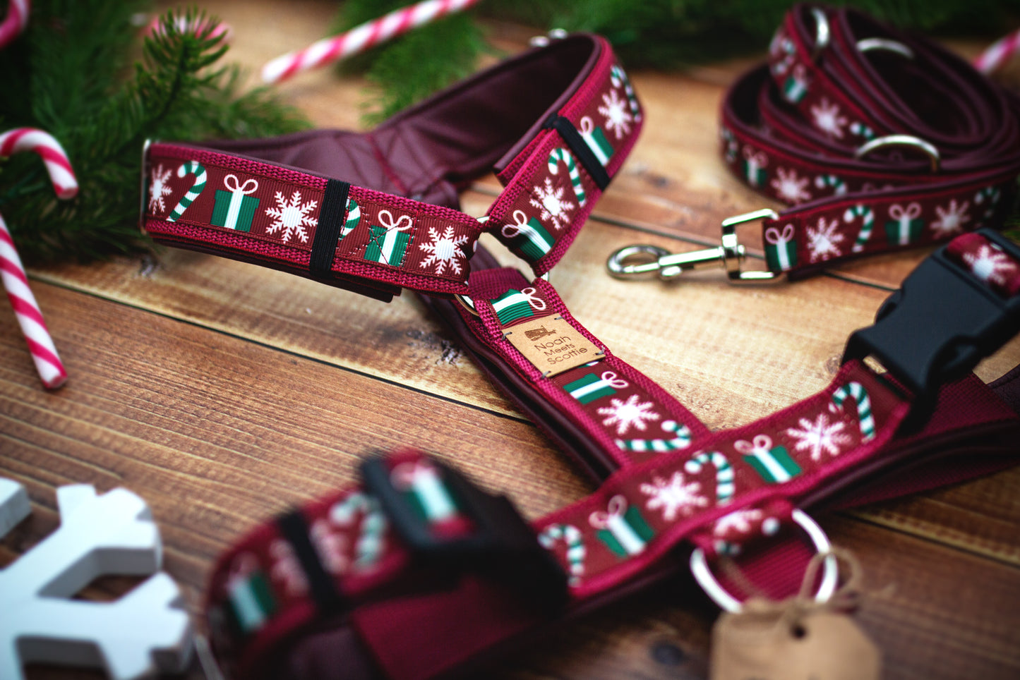 Hundegeschirr Christmas Tales and Candy Canes mit passender Hundeleine im gleichen Weihnachtsdesign.