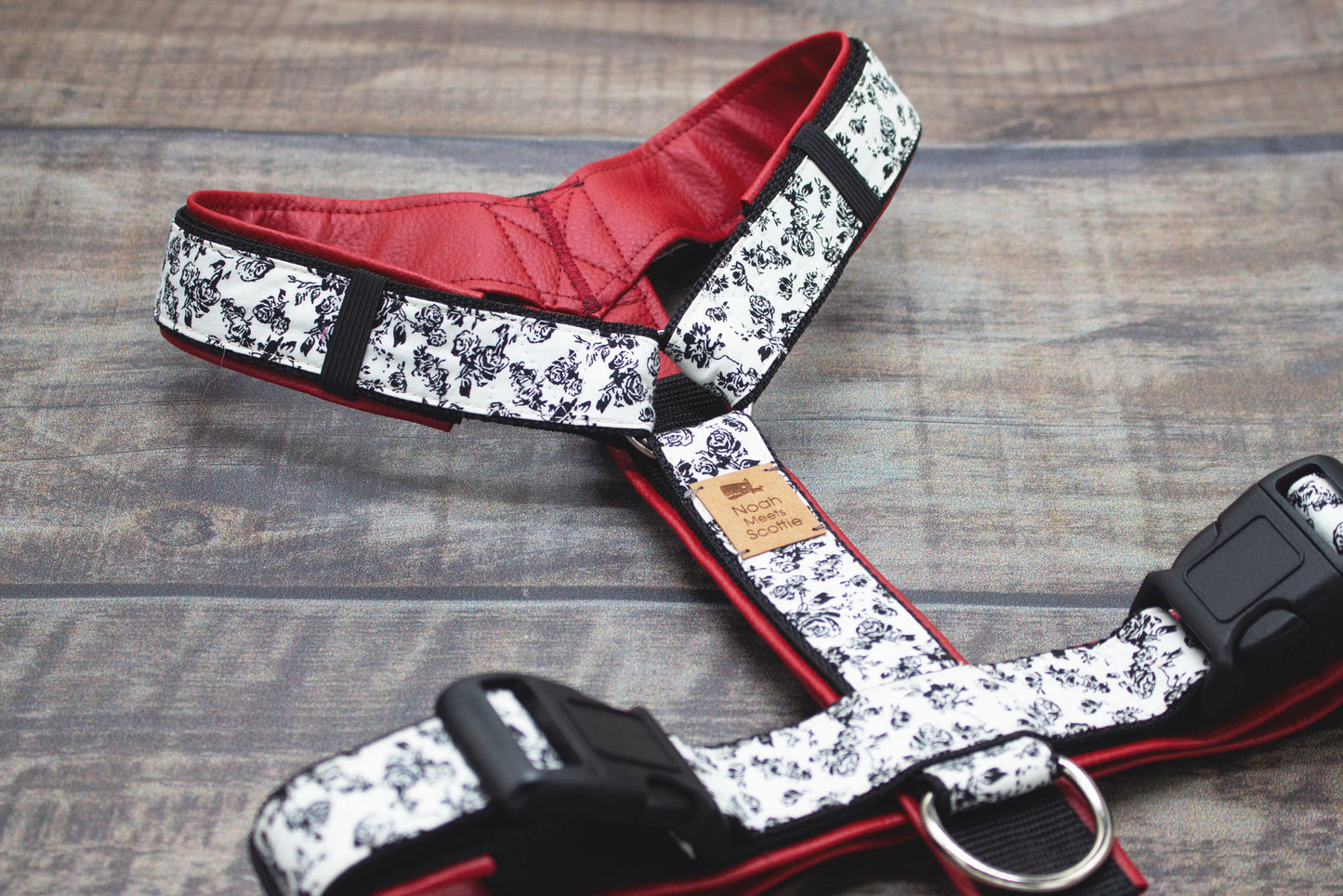 Hundegeschirr CLARA mit elegantem Blumenmuster in Weiß und Schwarz, gepolstert und verstellbar