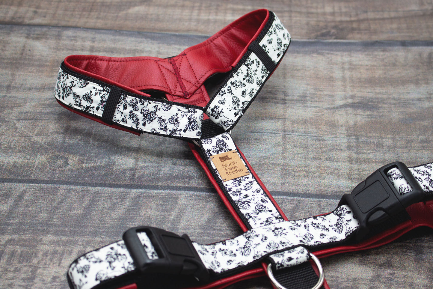 Elegantes Hundegeschirr CLARA in Weiß mit schwarzem Blumenmuster, robust und komfortabel