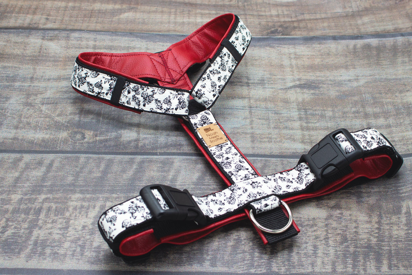 Stilvolles Hundegeschirr CLARA, verstellbar und gepolstert, Blumenmuster weiß schwarz
