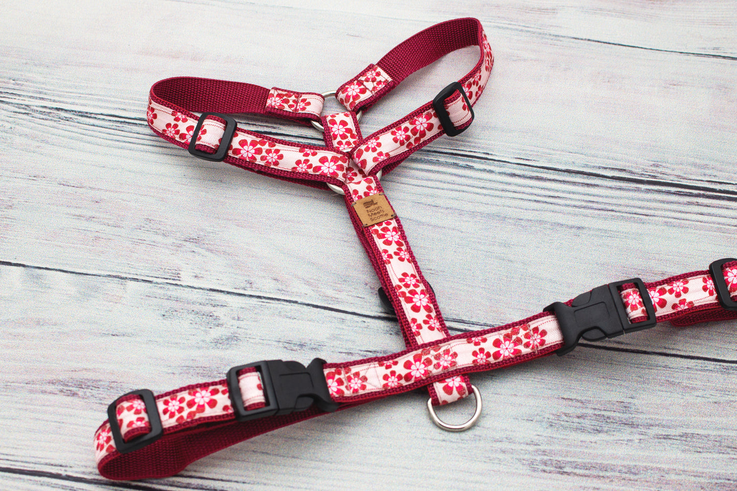 Rotes Hundegeschirr mit floralem Muster, CRIMSON DARLING, natürliches und freundliches Design