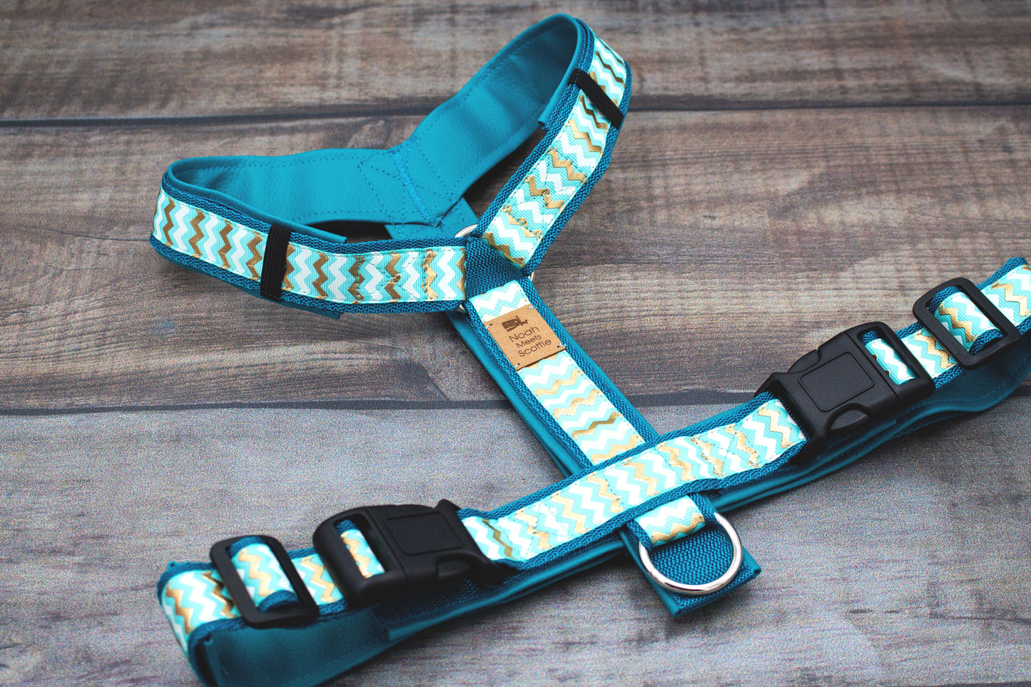 Hundegeschirr Dexter in Türkis mit Chevron-Muster in Weiß und Gold, weich gefüttert mit Kunstleder