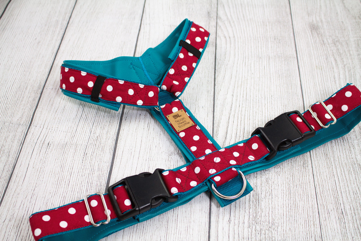 Hundegeschirr DOTTIE MAE mit Polka Dots rot/türkis, verstellbar, viel Bewegungsfreiheit