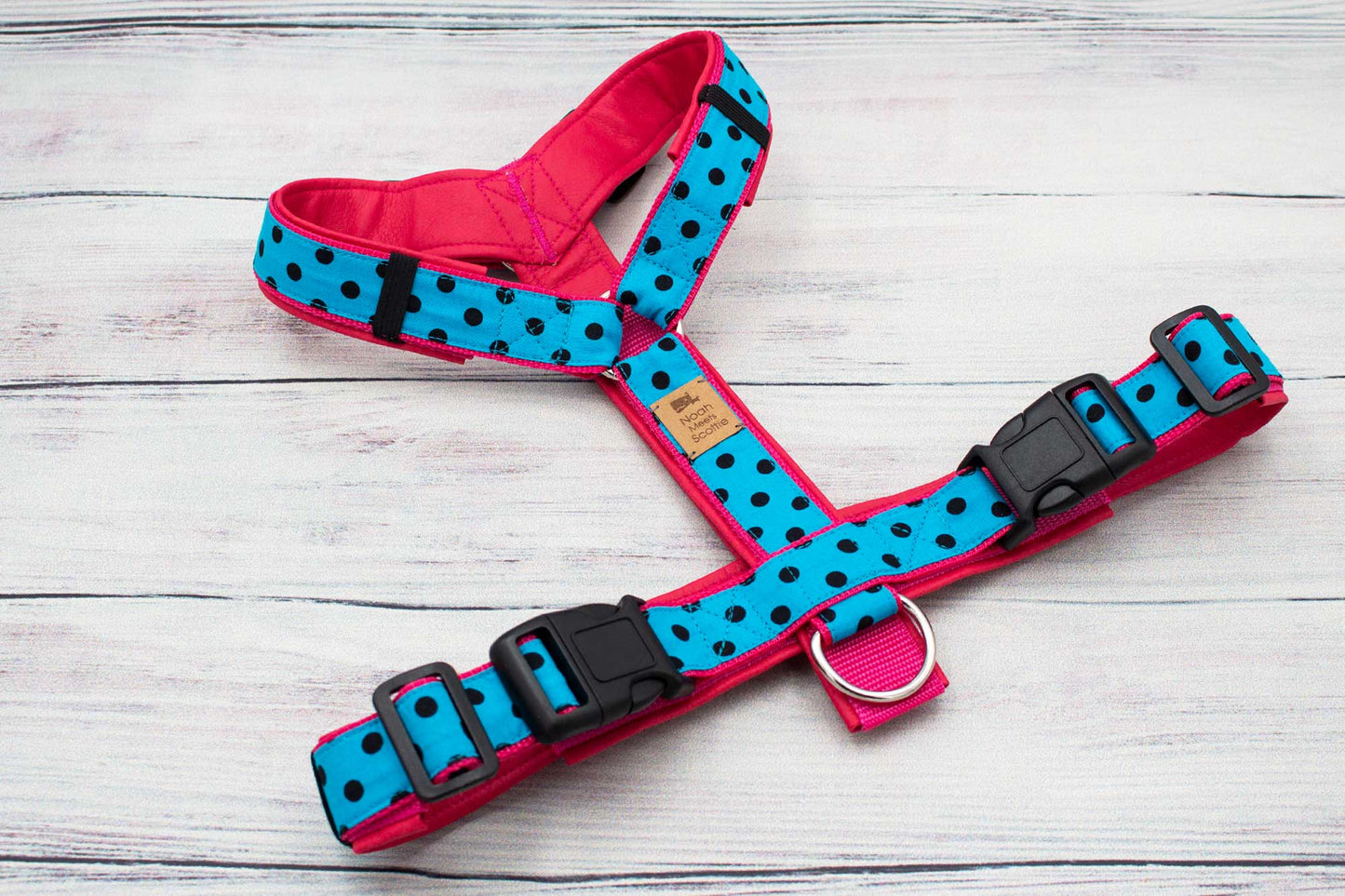 SALE Hundegeschirr DOTTIE – blau türkis Punkte, pinkes Innenfutter, nur 1x in Größe M, 50 % reduziert, komfortabel und robust