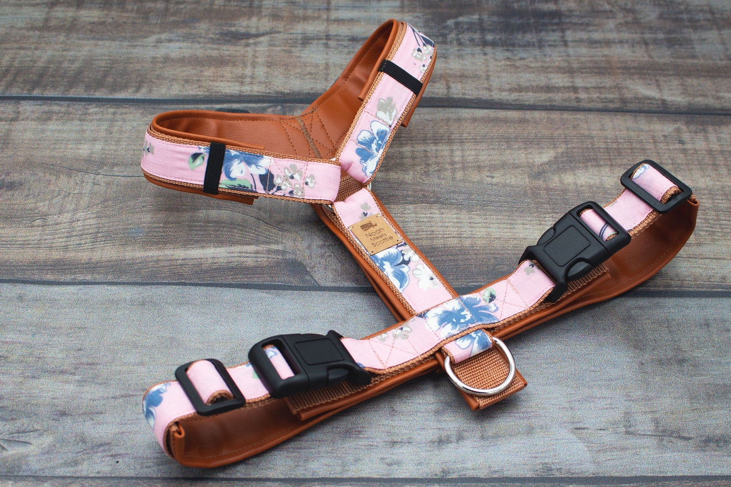 Modernes Hundegeschirr ELORA, stilvolles Brustgeschirr für Hunde mit Blumen in Rosa und Blau