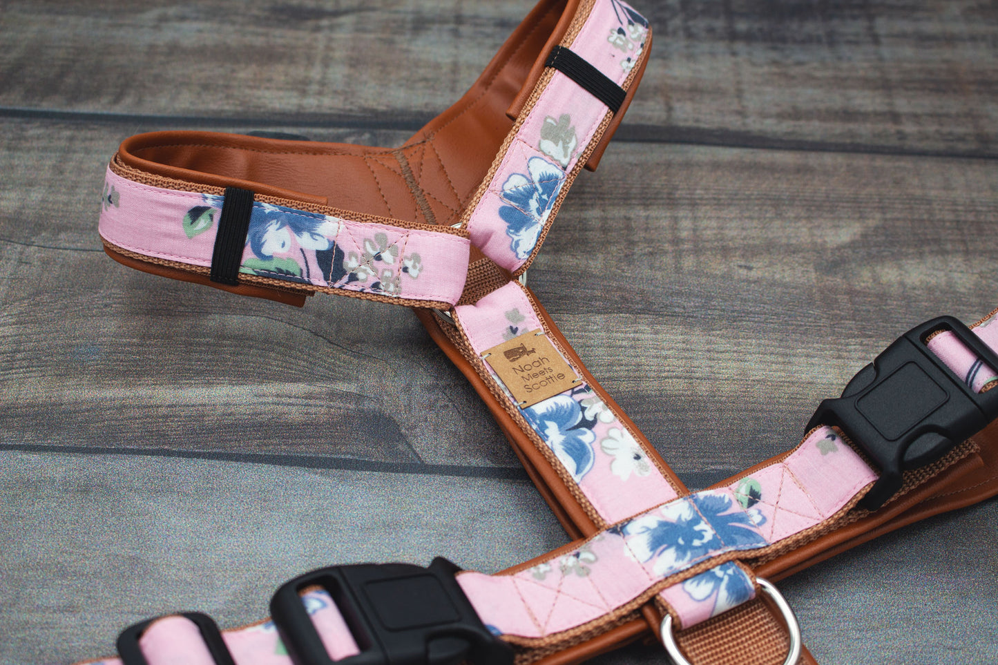 Verstellbares Hundegeschirr ELORA, gepolstert, romantisches Blumen Design rosa blau mit Halsband und Leine