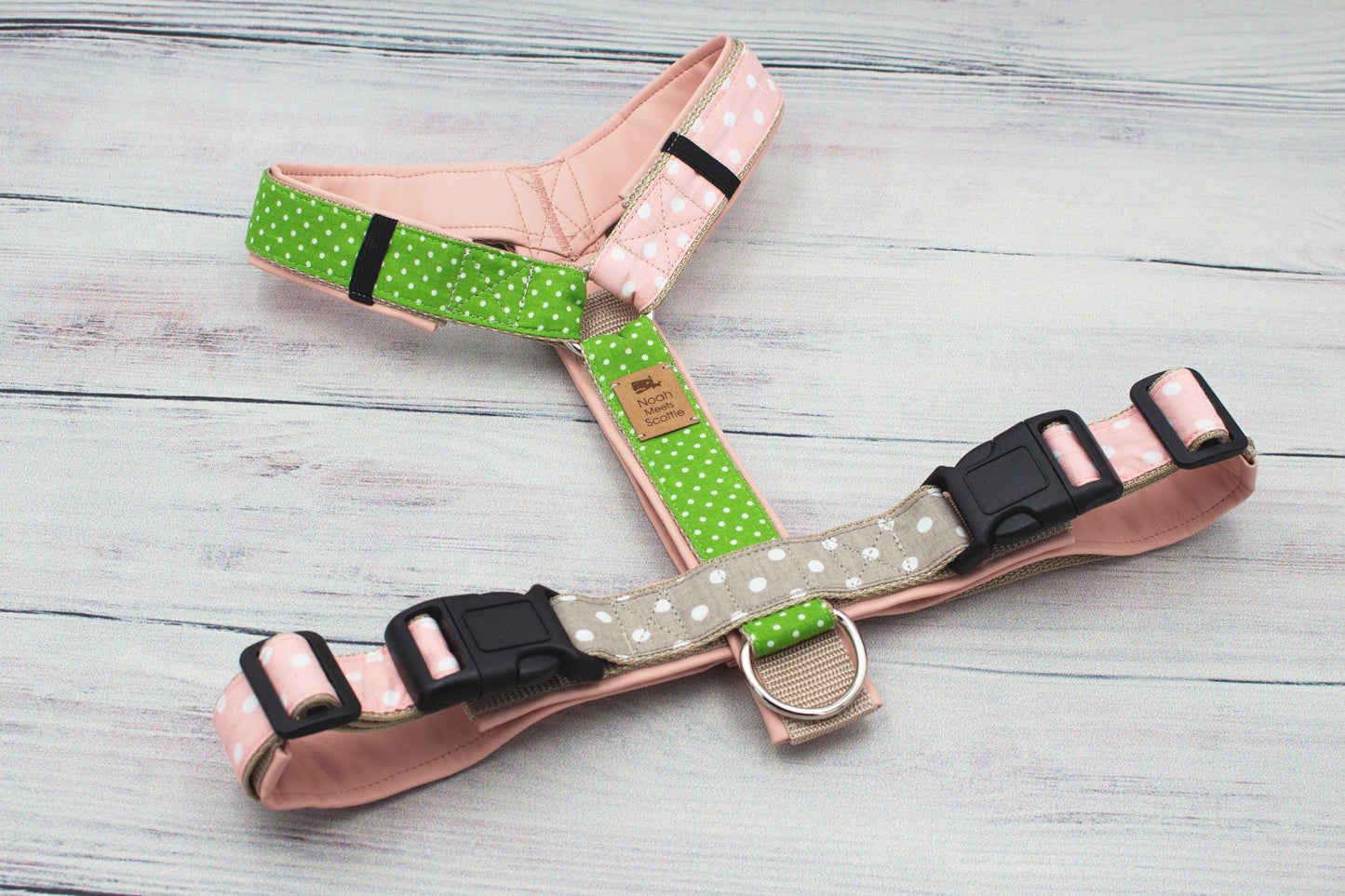 Hundegeschirr EMILIA Detailansicht Punkte-Design, komfortabel, waschbar, modern