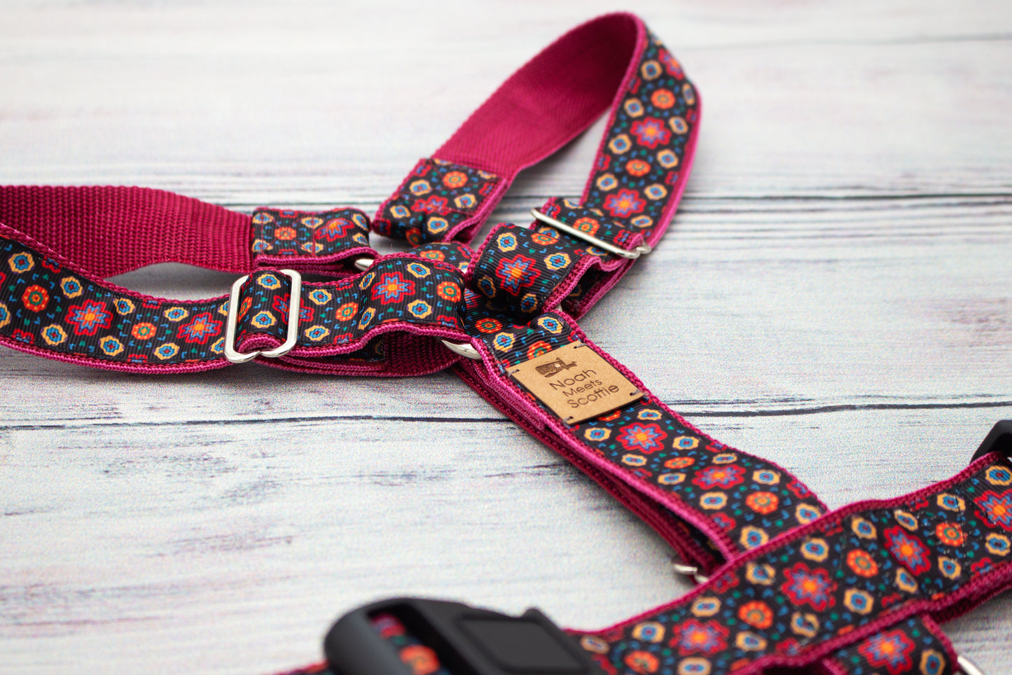 Hundegeschirr FIESTA NIGHTS mit buntem Mandala Boho Muster in Pink und Schwarz
