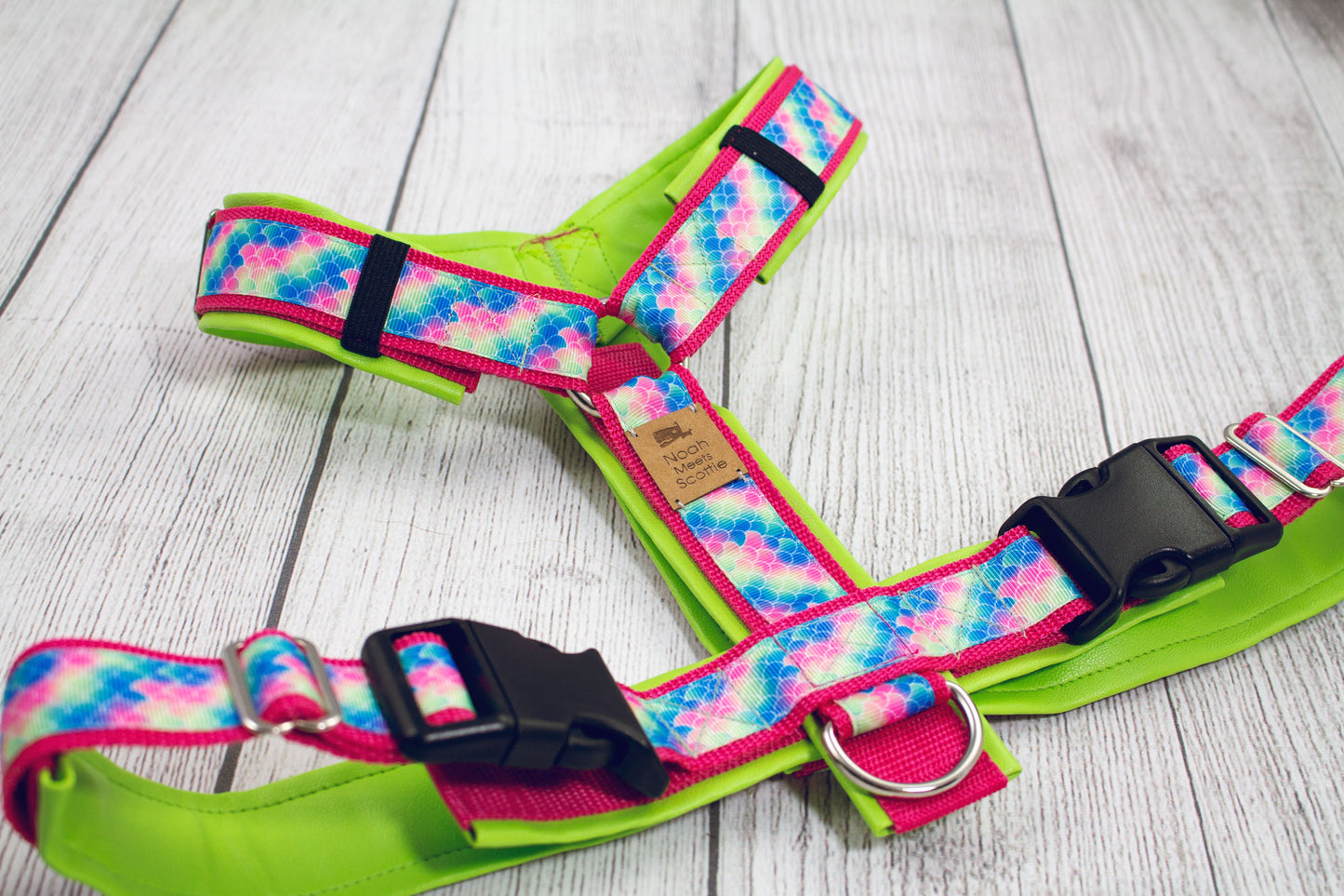 Hundegeschirr GREEN MAID mit Schuppen-Muster pink blau, neongrünes Innenfutter, verstellbar