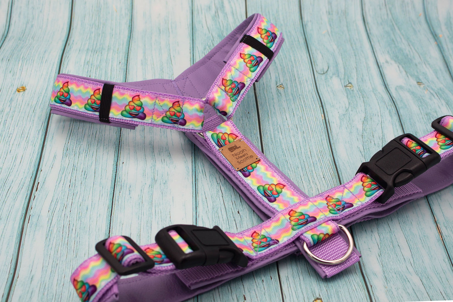Verstellbares, gepolstertes Hundegeschirr HAPPY DOGGY – buntes Motiv in Lila mit passender Leine/Halsband