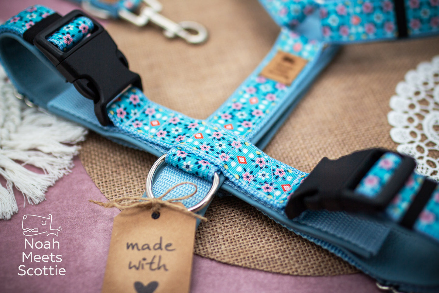 Hundegeschirr Hilla mit passender Hundeleine im gleichen skandinavischen Blumen-Design.