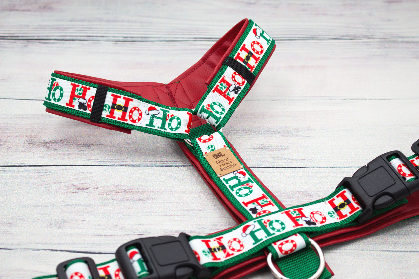 Detailansicht Hundegeschirr HoHoHo mit Weihnachtsmotiv und Kunstlederfütterung in Rot
