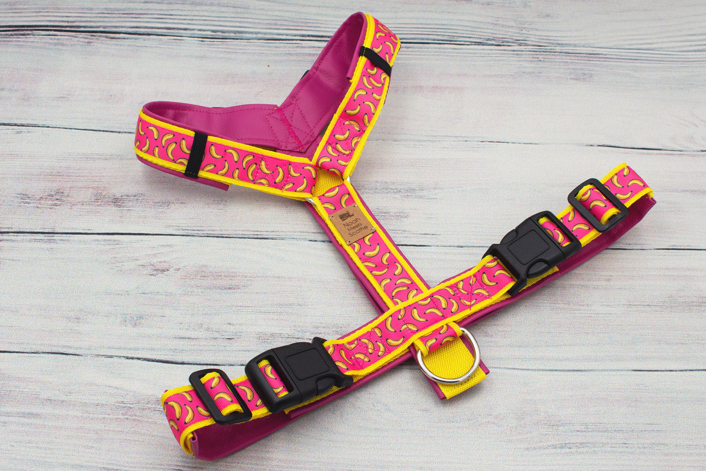 Fröhliches Hundegeschirr JOJO, tropisches Sommergeschirr in Pink und Gelb mit Bananen Motiv