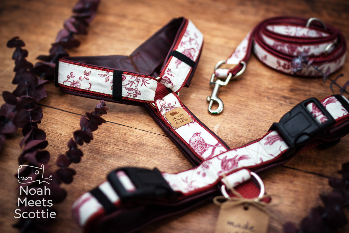 Hundegeschirr Jolie de Jouy mit Naturmotiv und passender Hundeleine im gleichen Toile-de-Jouy-Design.