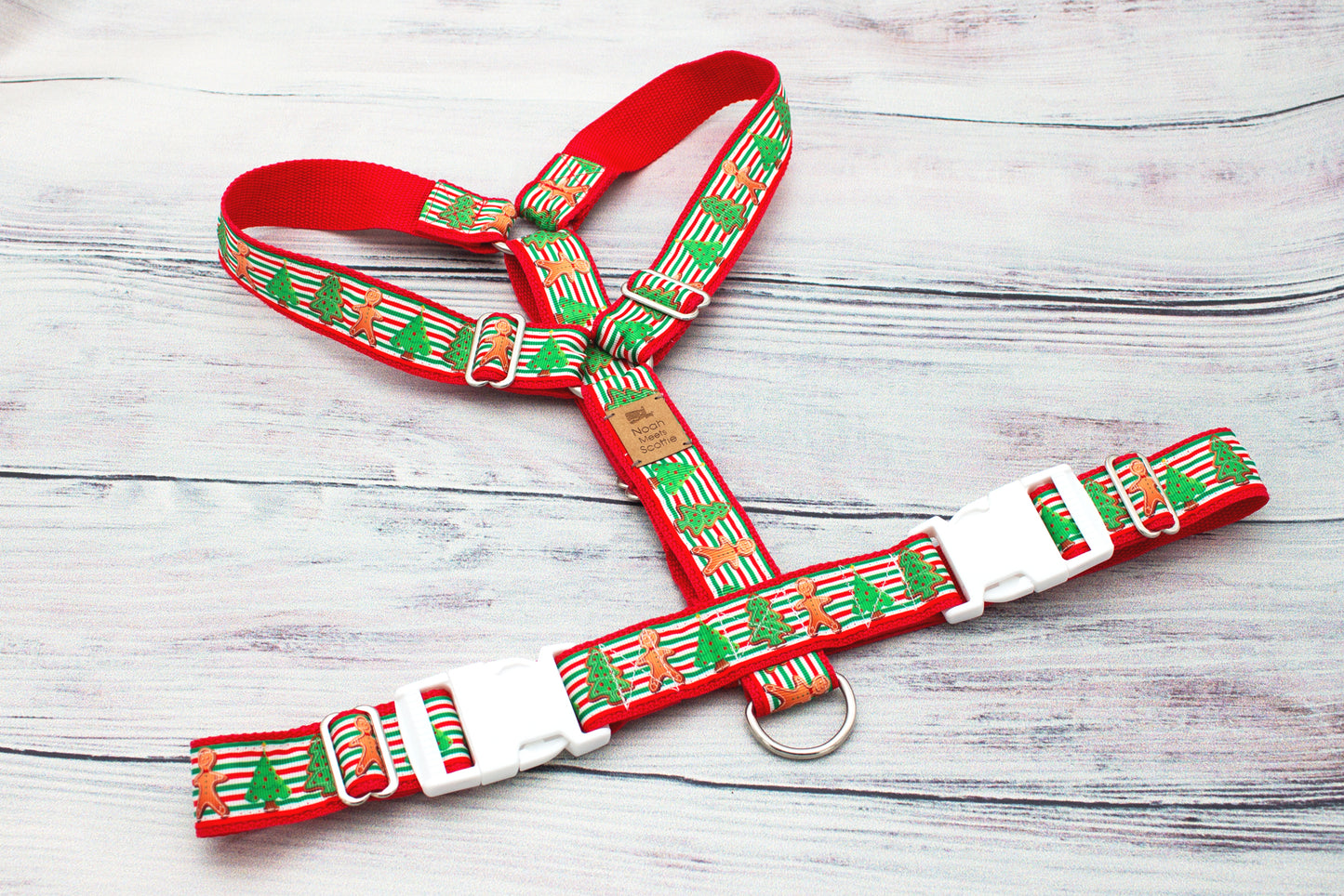 JOLLY GINGER Hundegeschirr, leuchtend rotes Weihnachtsgeschirr mit dekorativem Lebkuchen- und Tannenbaum-Muster