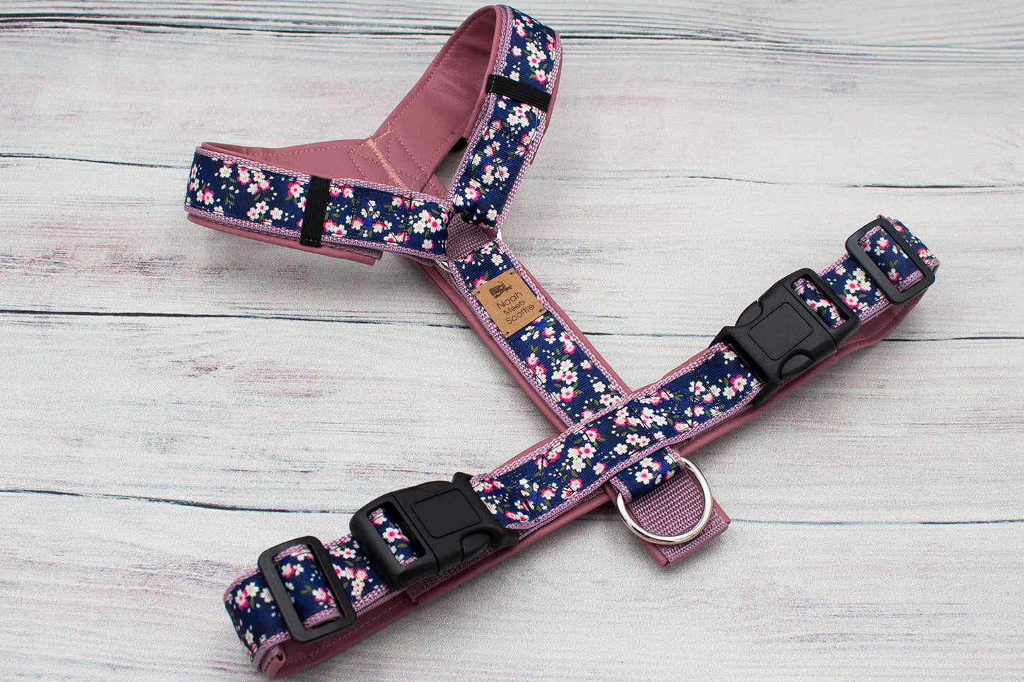 Verstellbares Hundegeschirr mit Kirschblütenmuster in Pink und Lila – stilvolles Hundezubehör, bequem und sicher für Alltagsspaziergänge