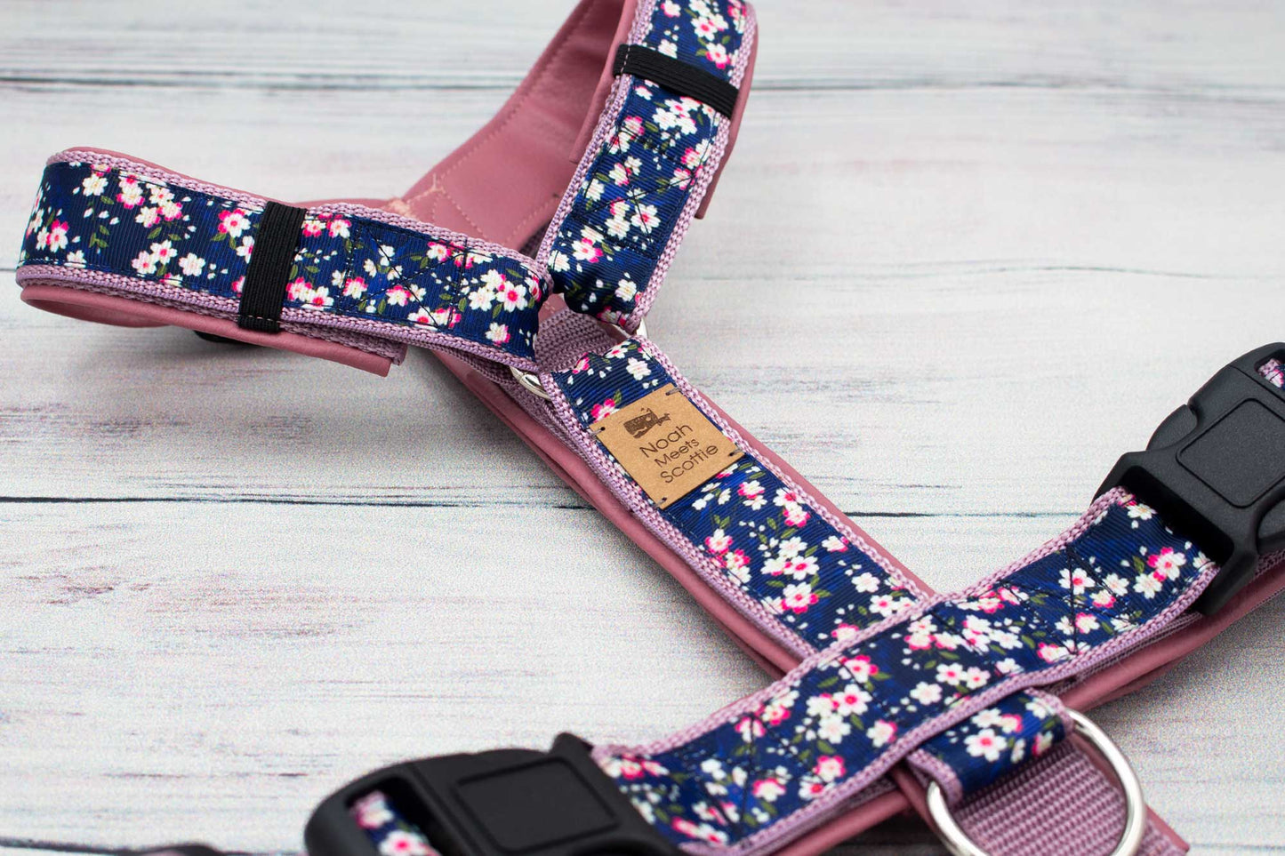 Detailansicht Hundegeschirr mit pink-lila Kirschblüten – hochwertiges, gepolstertes Hundegeschirr für Komfort, Sicherheit und stilvolles Design