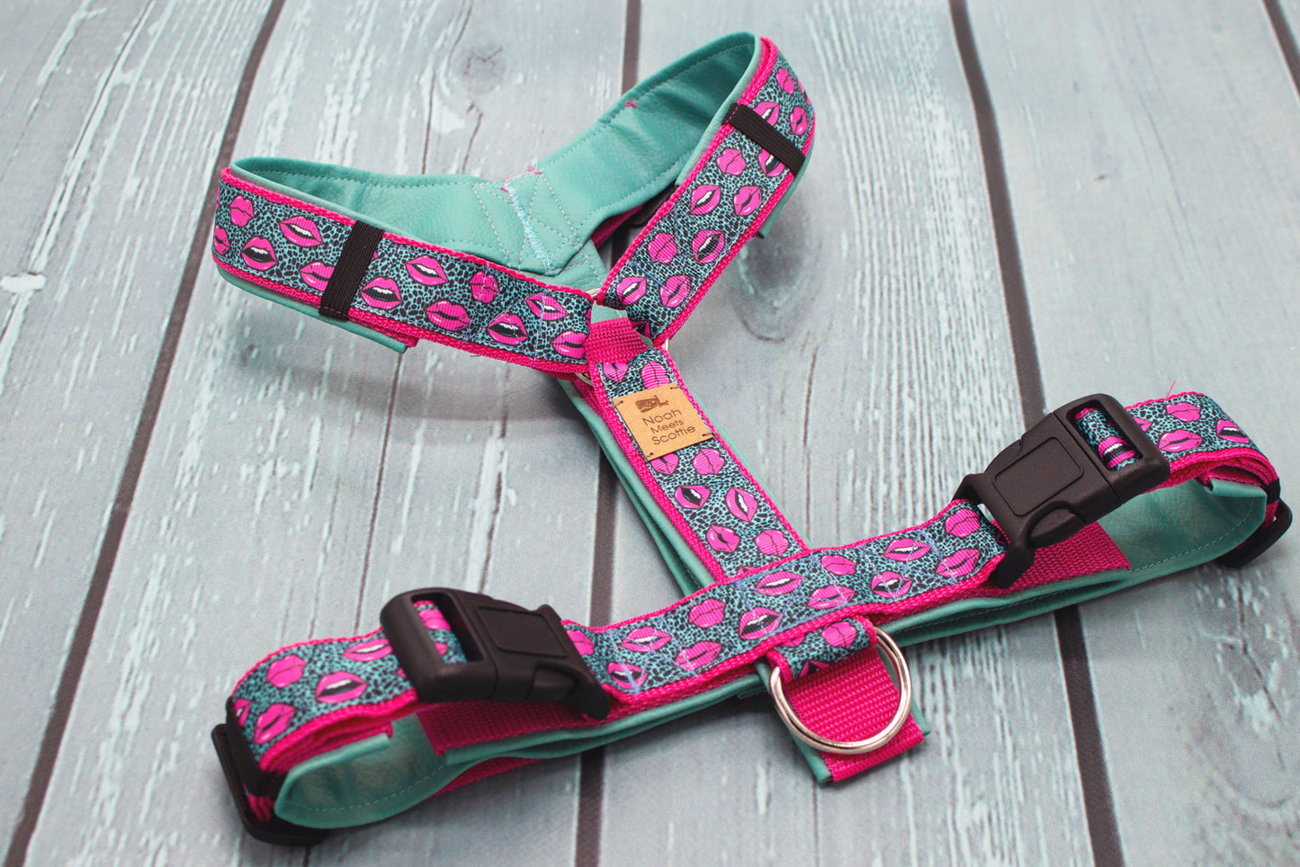Hundegeschirr KISS ME Detailansicht Türkis Pink mit Kussmund-Design, robust und komfortabel