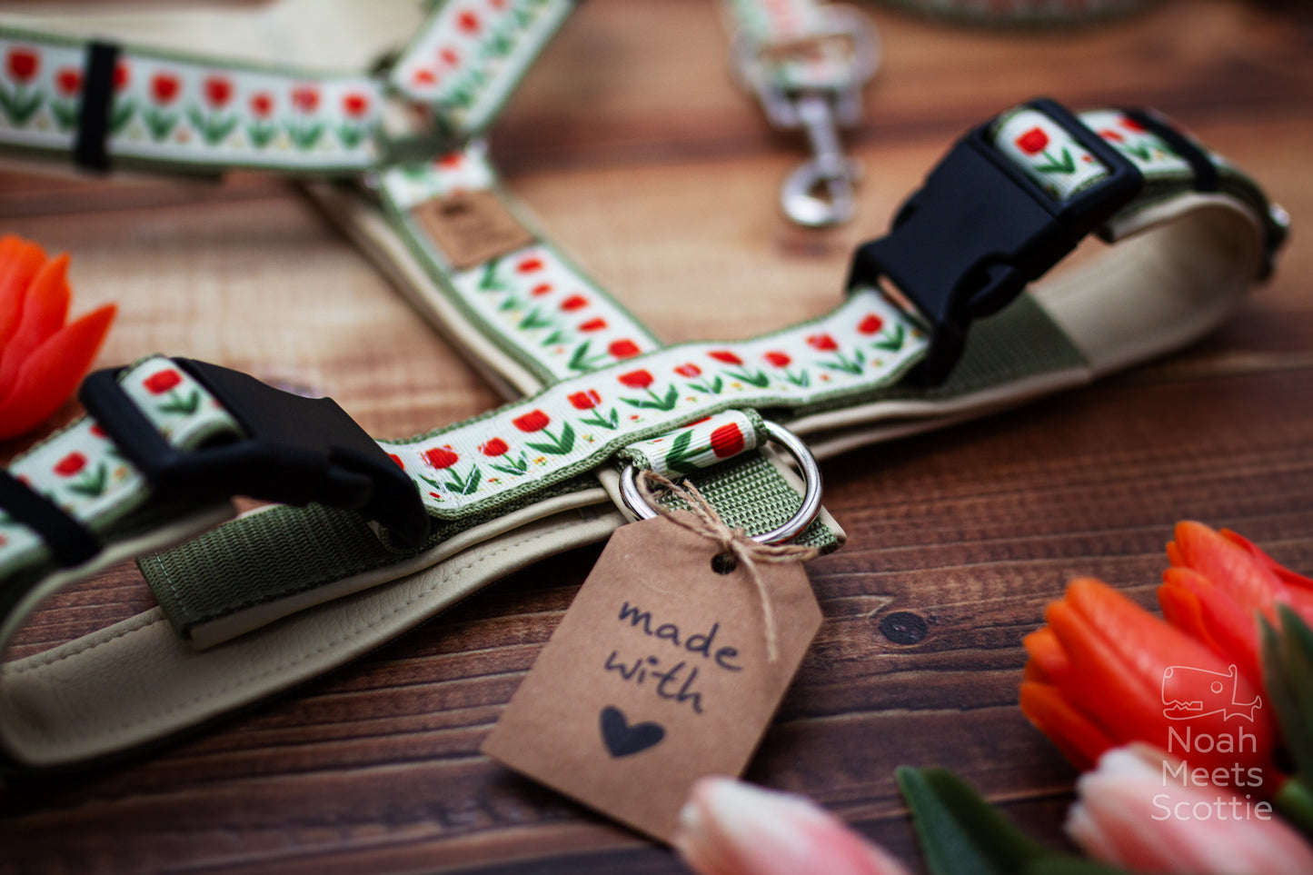 Komplettes Hundegeschirr Lillemor mit passender Leine und romantischem Blumenmuster im Vintage-Stil.