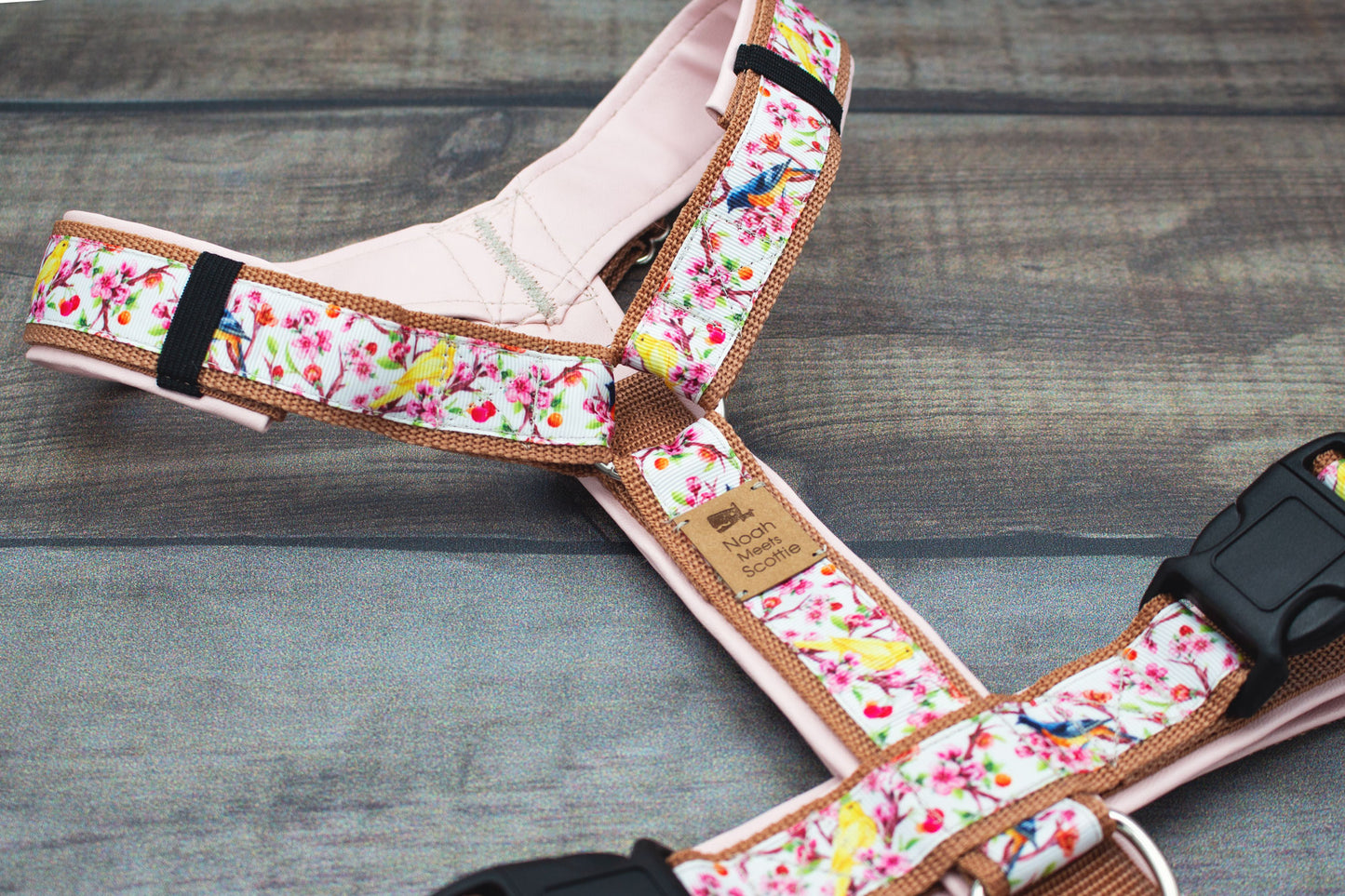 Stilvolles Hundegeschirr LILLY, gepolstert mit rosa Kunstleder und Blumenmuster