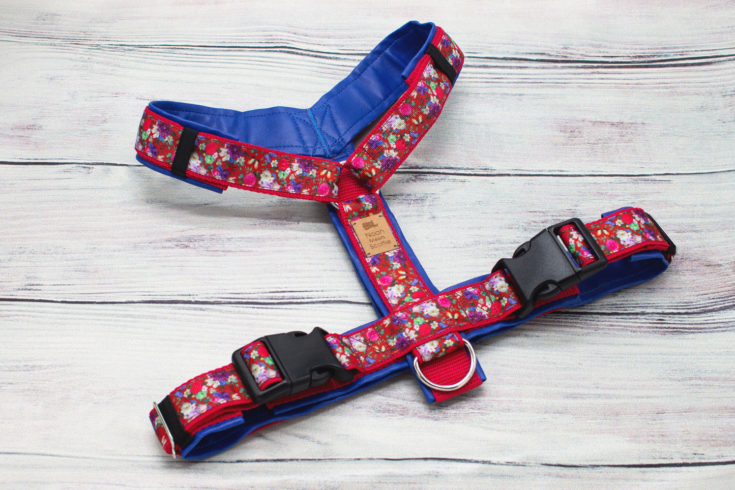 Hundegeschirr LINDA, rotes Design mit bunten Blüten und royalblauem Futter