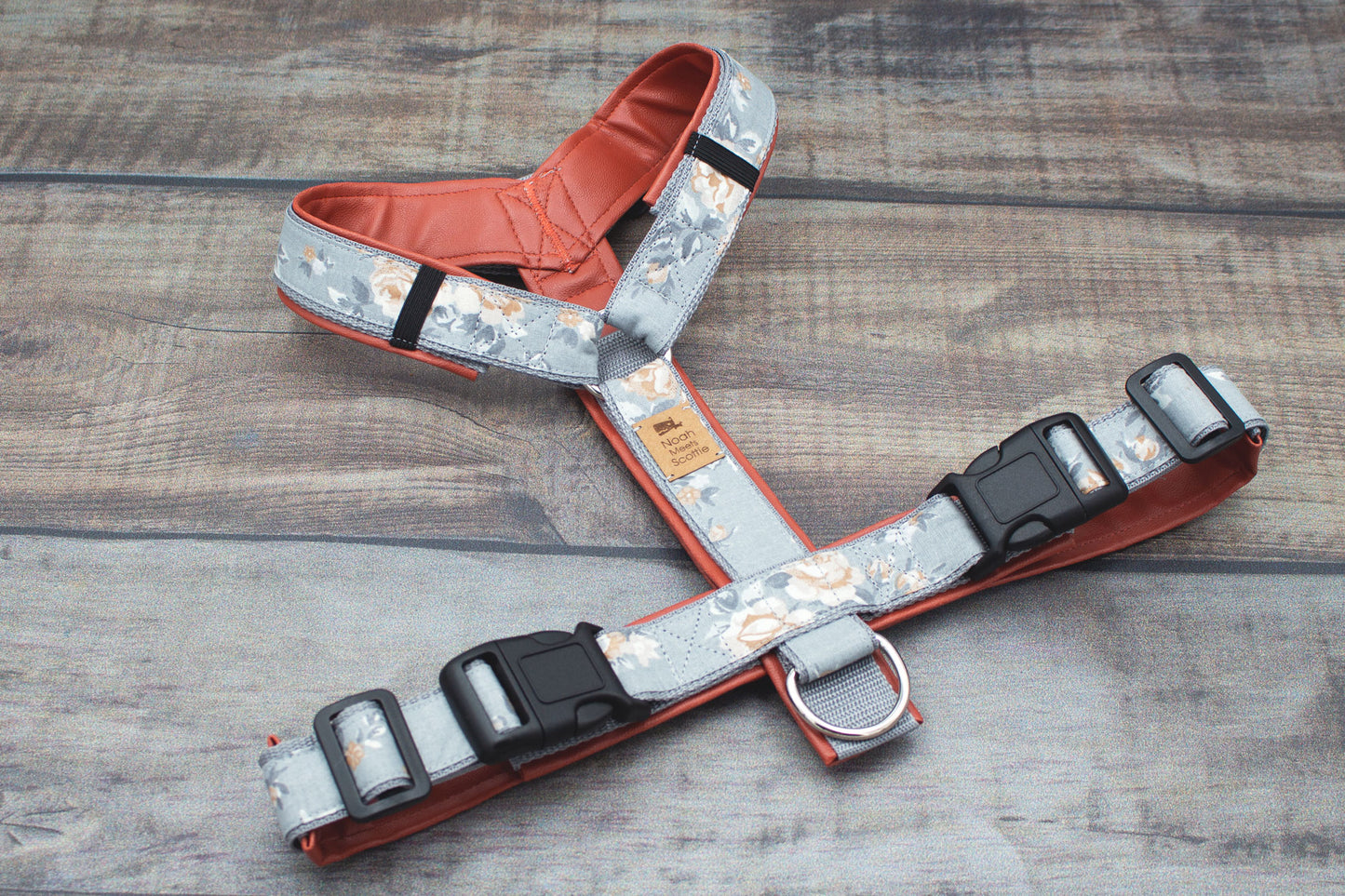 Elegantes Hundegeschirr LORELEY, weich gepolstert, Rosenmuster Grau und Beige, verstellbar