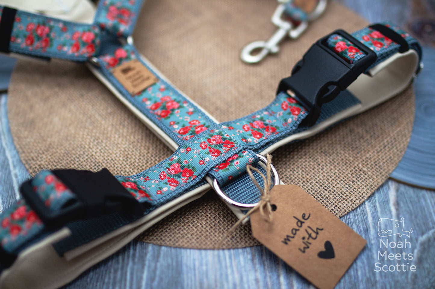 romantisches Hundegeschirr mit Vintage Rosenmuster