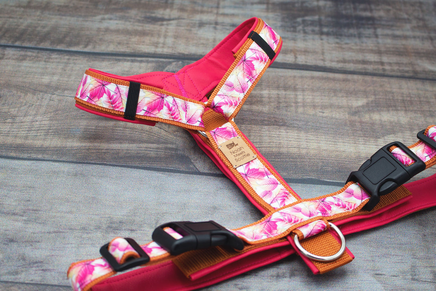 Hundegeschirr LOVE LEAVES Detailansicht pink Blätter-Muster, robust, komfortabel und stufenlos verstellbar