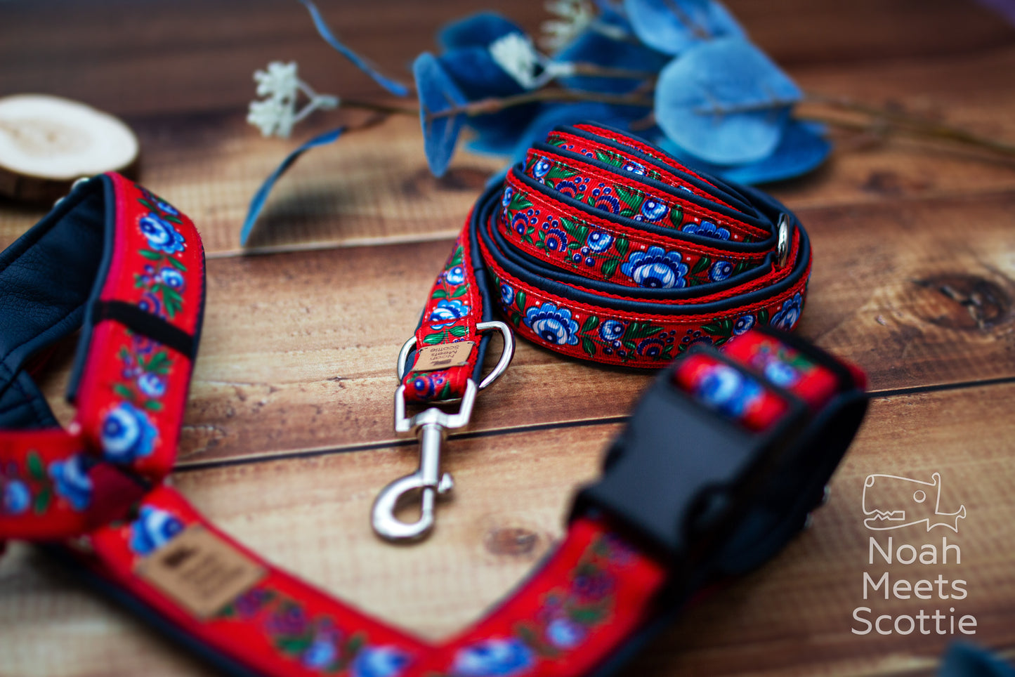 Hundegeschirr mit passender Hundeleine im roten Folk Design mit blauen Blumen und grünen Blättern