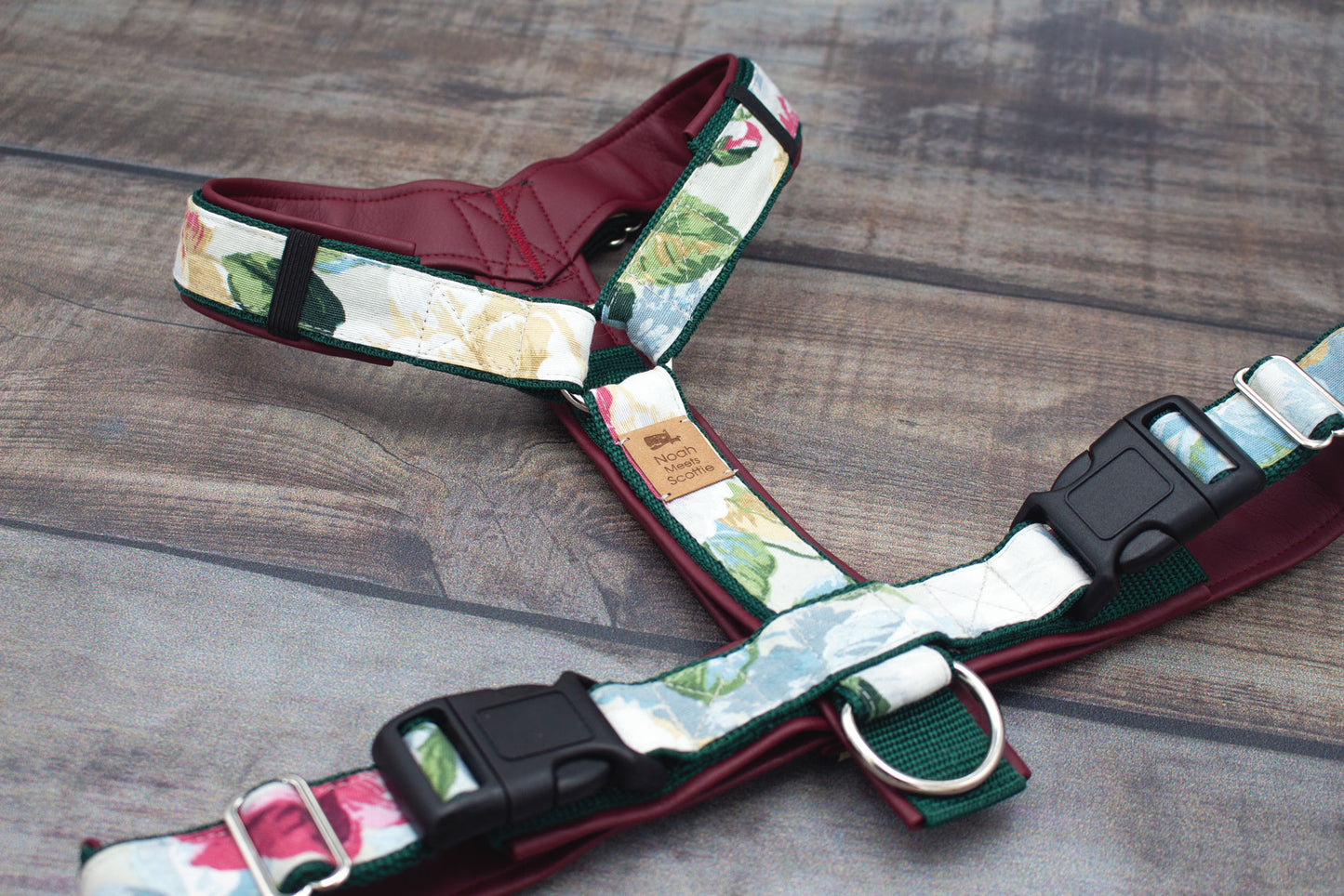 Hundegeschirr LUISA mit barockem Blumenmuster in Creme und Grün, elegant mit rotem Kunstleder