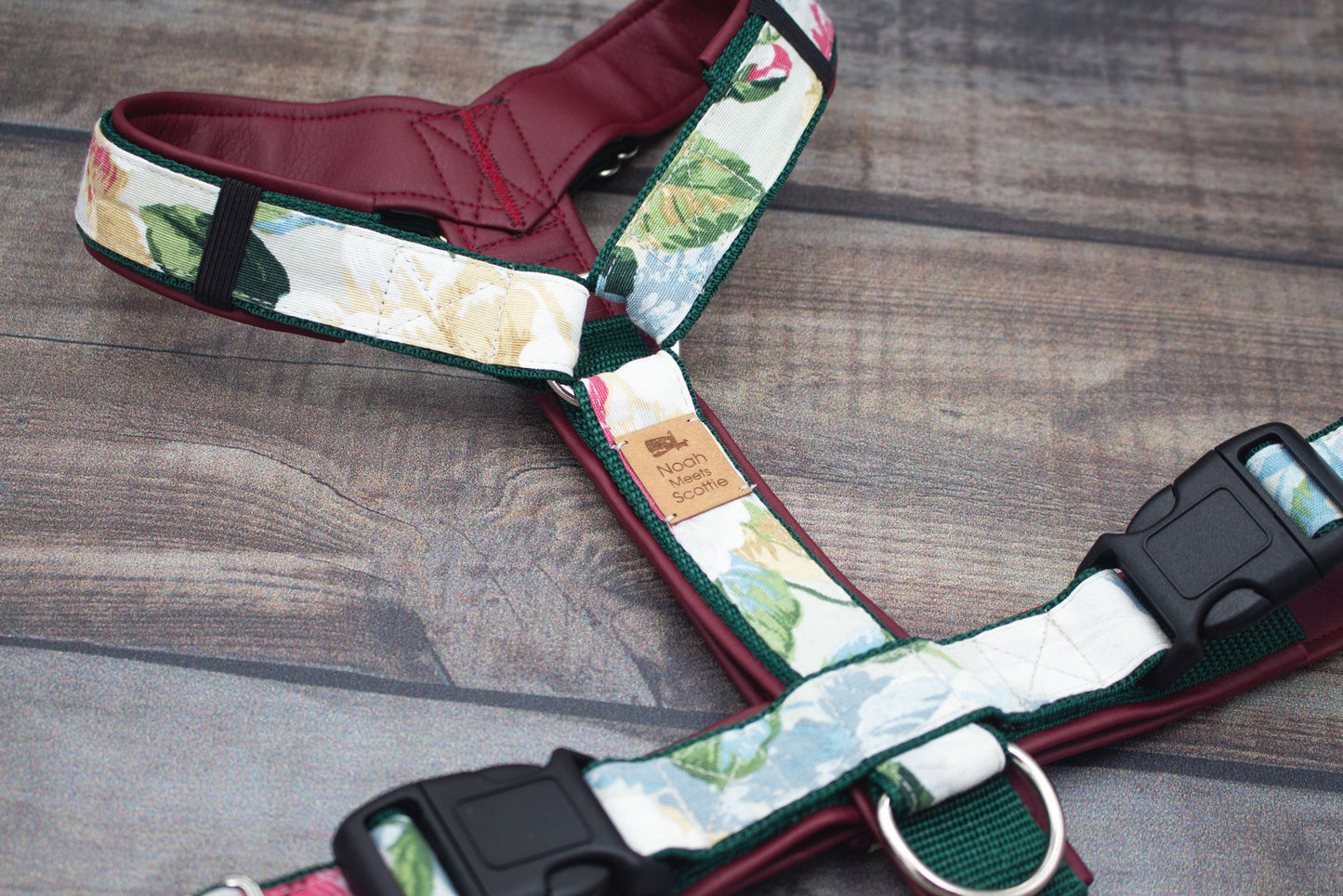 Stilvolles Hundegeschirr LUISA, elegant mit dunkelrotem Futter und Blumenmuster