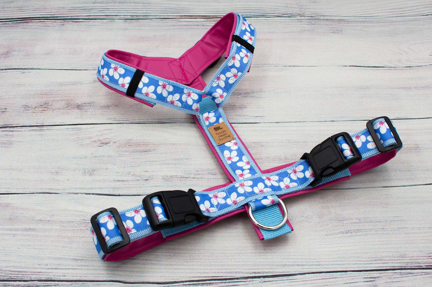 SALE Hundegeschirr MALEA – Hibiskus-Muster in Blau Weiß Rosa, nur 1x Größe M, 50 % reduziert, romantisch, komfortabel, robust