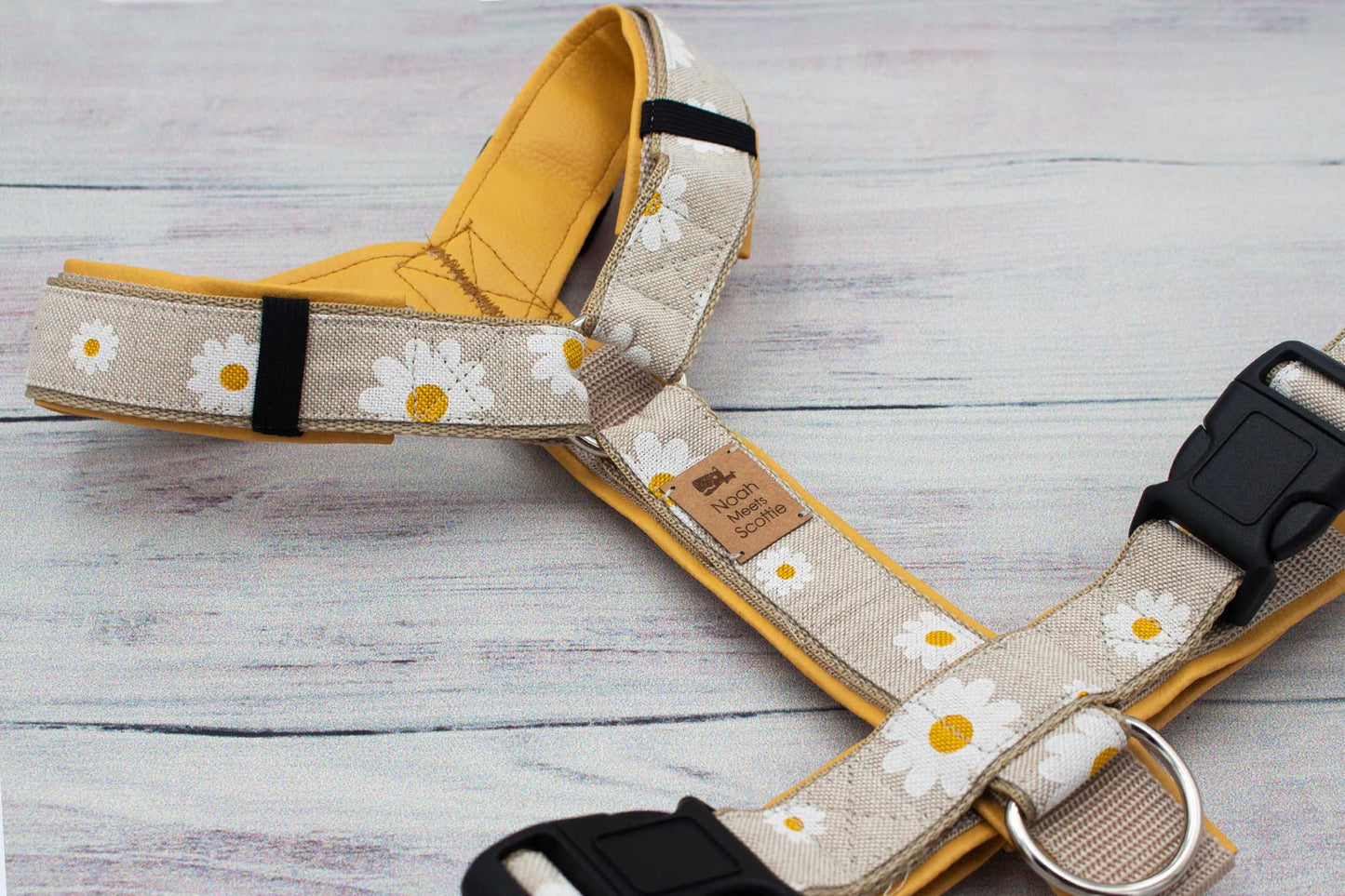 Hundegeschirr MAVIE – blumiges Design mit Gänseblümchen und senfgelbem Kunstleder, robust und bequem für Hunde