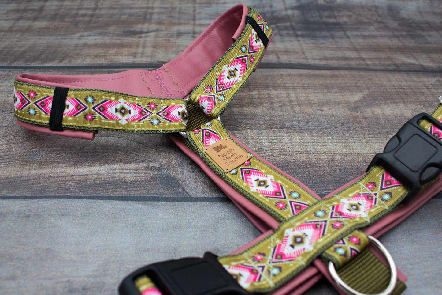 Hundegeschirr mit nordischem Muster in Olivgrün und Pink, weich gepolstert mit altrosafarbener Kunstlederfütterung